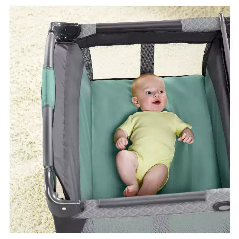 Graco Parc Pack 'n Play Change 'n Carry - Manor : Roues Verrouillables, Table à Langer, Mobile Musical, Sac de Transport