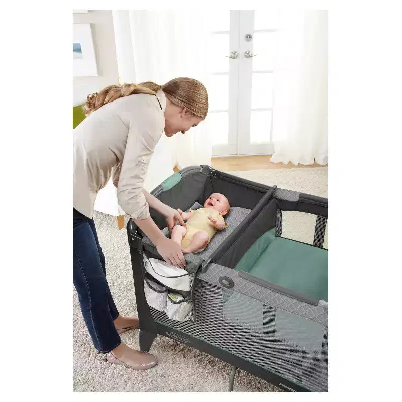 Graco Parc Pack 'n Play Change 'n Carry - Manor : Roues Verrouillables, Table à Langer, Mobile Musical, Sac de Transport