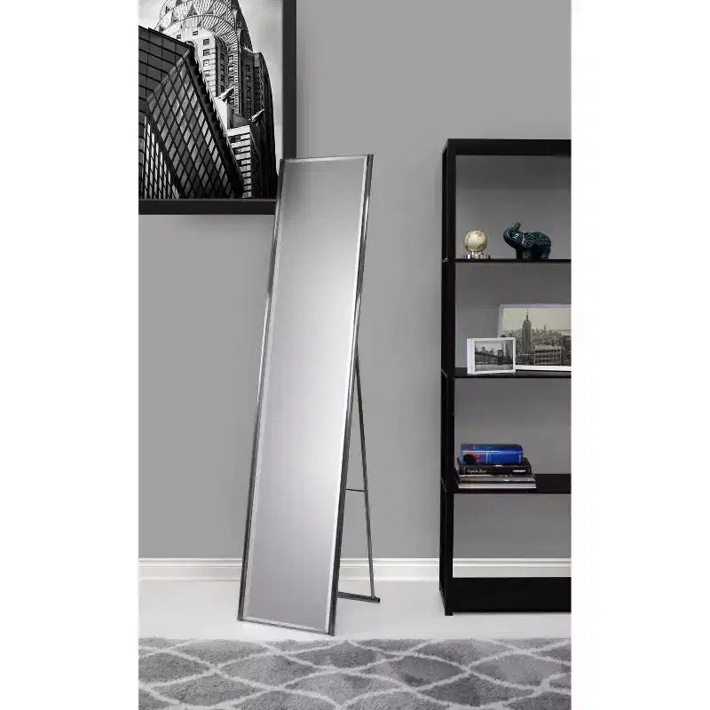 Miroir sur pied Alice de 59 po en argent - Adesso : Cadre en acier couleur champagne, moderne pleine longueur, aucun assemblage requis