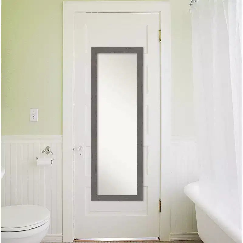 Miroir de porte étroit rustique gris à planches non biseautées de 18 po x 52 po - Amanti Art