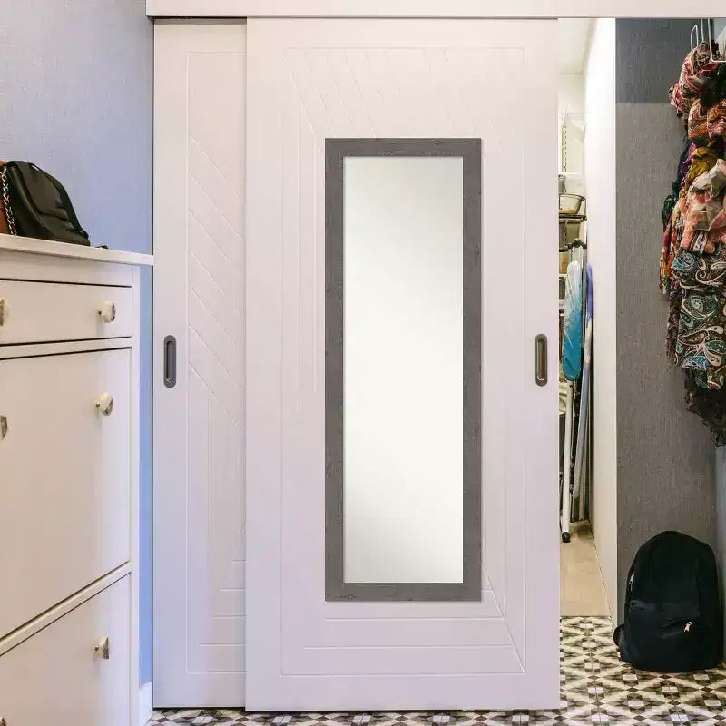 Miroir de porte étroit rustique gris à planches non biseautées de 18 po x 52 po - Amanti Art