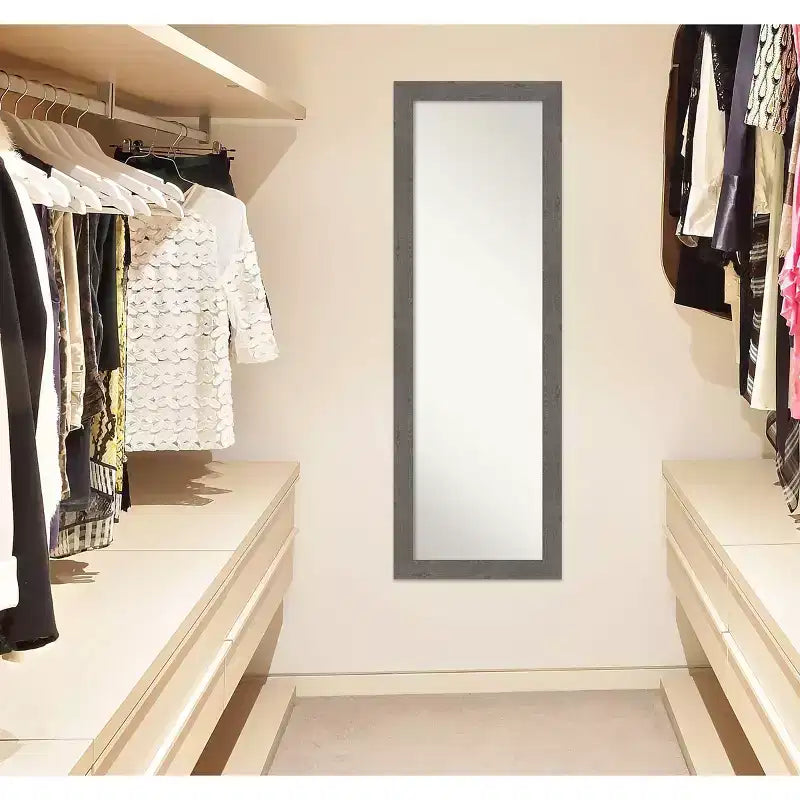 Miroir de porte étroit rustique gris à planches non biseautées de 18 po x 52 po - Amanti Art