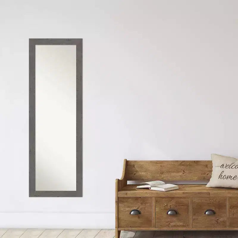 Miroir de porte étroit rustique gris à planches non biseautées de 18 po x 52 po - Amanti Art