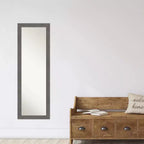 Miroir de porte étroit rustique gris à planches non biseautées de 18 po x 52 po - Amanti Art