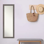 Miroir de porte étroit rustique gris à planches non biseautées de 18 po x 52 po - Amanti Art