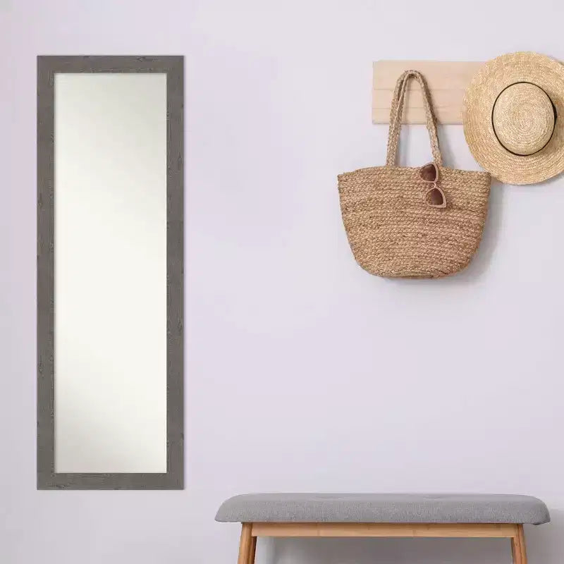 Miroir de porte étroit rustique gris à planches non biseautées de 18 po x 52 po - Amanti Art