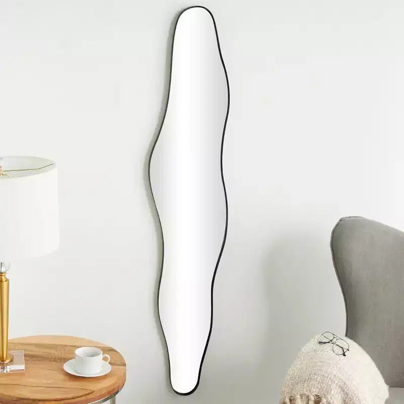 Miroir mural ondulé abstrait mince en métal noir de 59 po x 12 po – Olivia & May : Style contemporain, aucun assemblage requis, quincaillerie incluse