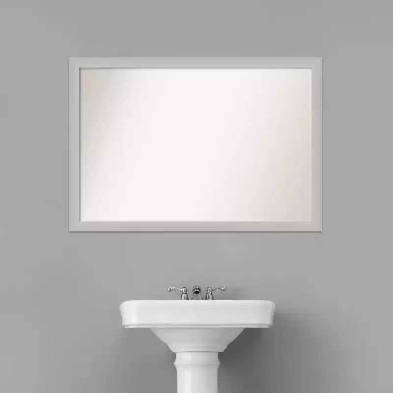 Miroir mural de salle de bain en bois non biseauté à faible lustre de 39 po x 27 po argenté - Amanti Art : Rectangle moderne, à fixer au mur, quincaillerie incluse