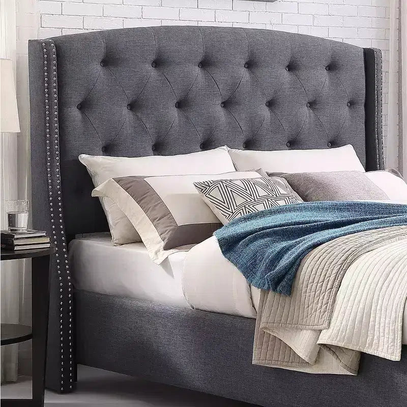Lit capitonné Nantarre en tissu avec tête de lit à oreilles et clous décoratifs, gris