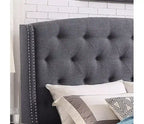 Lit capitonné Nantarre en tissu avec tête de lit à oreilles et clous décoratifs, gris