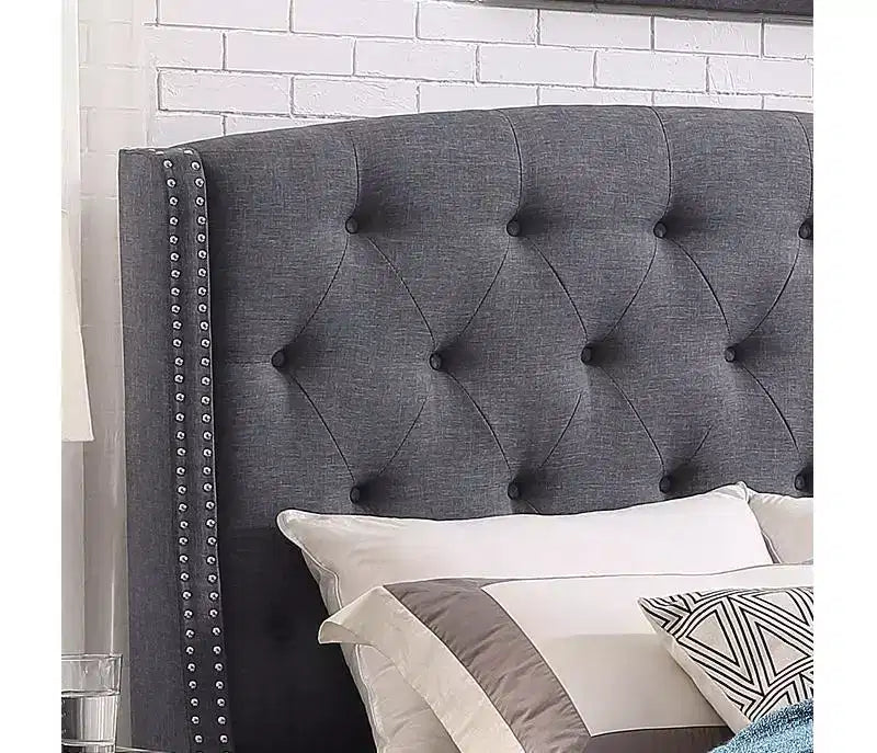 Lit capitonné Nantarre en tissu avec tête de lit à oreilles et clous décoratifs, gris