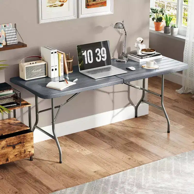 Table pliante portable Costway 6 pi avec plateau en PEHD aspect bois, mécanisme de verrouillage sécurisé, gris/marron