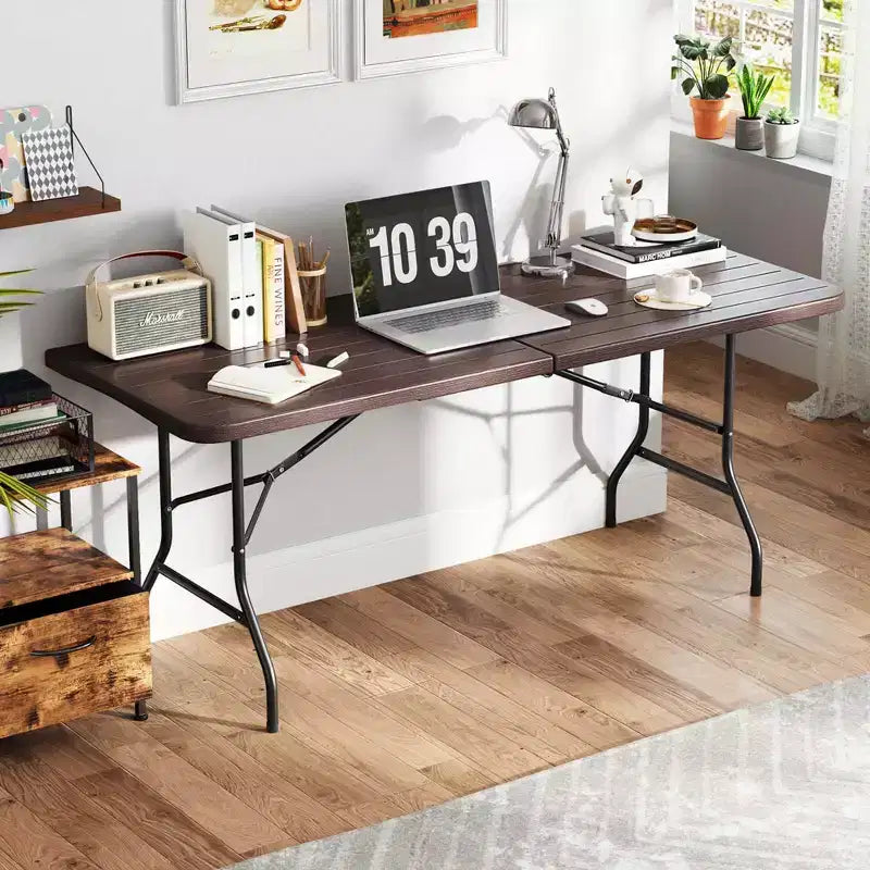 Table pliante portable Costway 6 pi avec plateau en PEHD aspect bois, mécanisme de verrouillage sécurisé, gris/marron