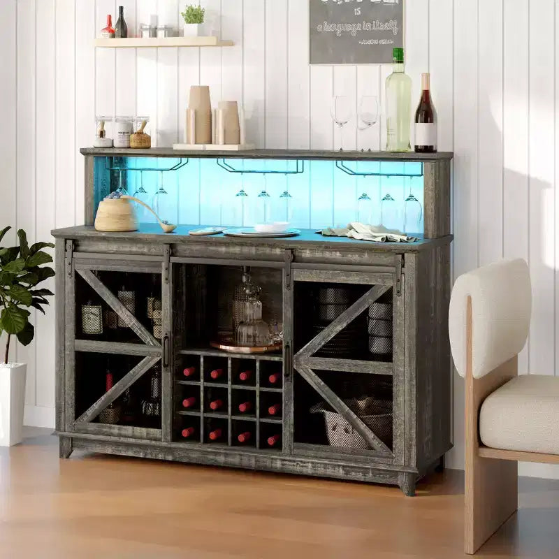 HOMCOM Buffet de café de style ferme avec lumières LED et portes coulissantes de grange, Meuble bar de 55" avec porte-bouteilles et porte-verres