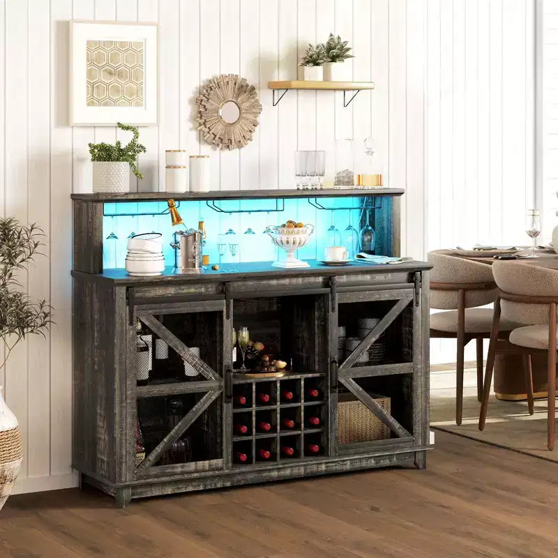 HOMCOM Buffet de café de style ferme avec lumières LED et portes coulissantes de grange, Meuble bar de 55" avec porte-bouteilles et porte-verres