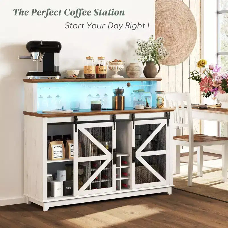 HOMCOM Buffet de café de style ferme avec lumières LED et portes coulissantes de grange, Meuble bar de 55" avec porte-bouteilles et porte-verres
