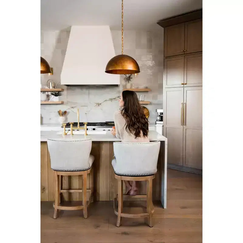 Tabouret de bar à dossier ailé en tissu Hugo Maven Lane