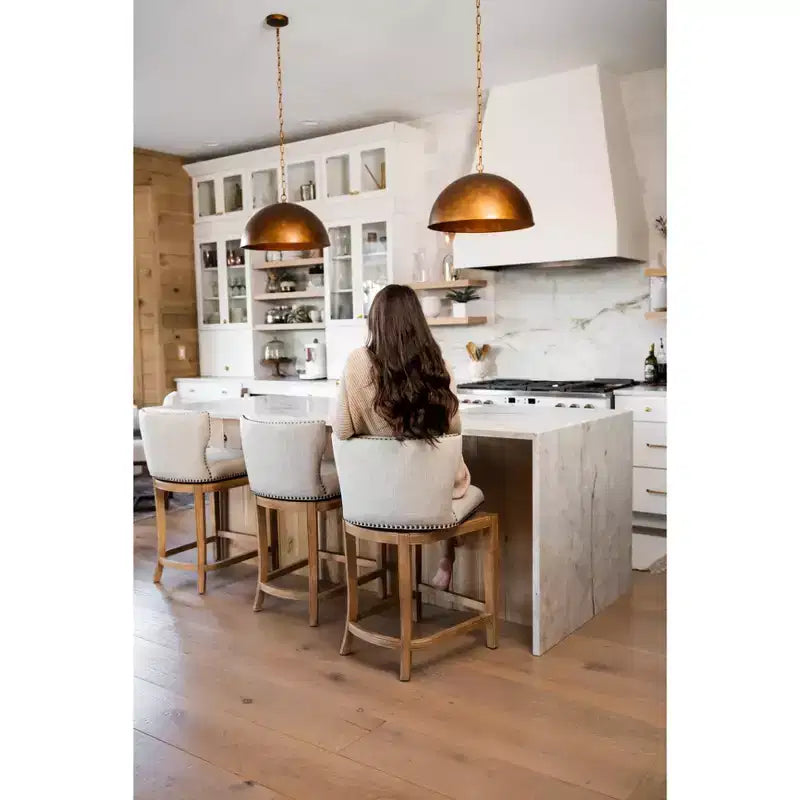 Tabouret de bar à dossier ailé en tissu Hugo Maven Lane
