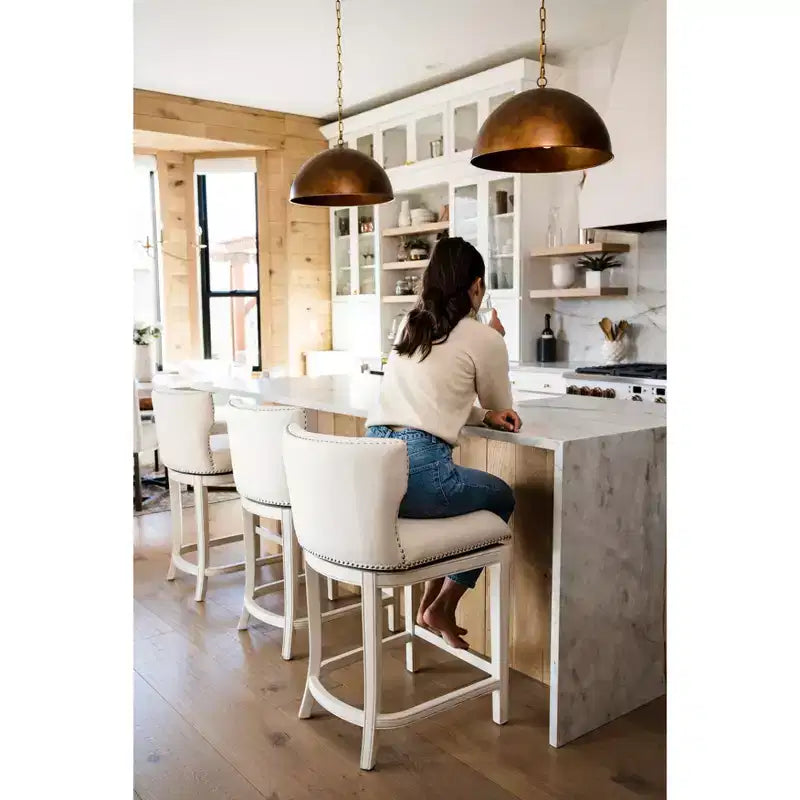Tabouret de bar à dossier ailé en tissu Hugo Maven Lane