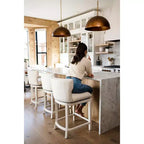 Tabouret de bar à dossier ailé en tissu Hugo Maven Lane
