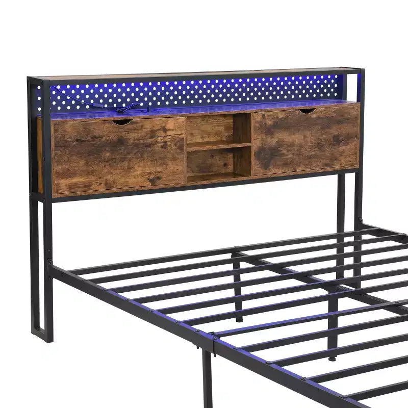 Cadre de lit en métal Okak Queen avec tête et pied de lit en bois, cadre de lit plateforme avec station de recharge USB, lumières LED pour chambre, noir et marron