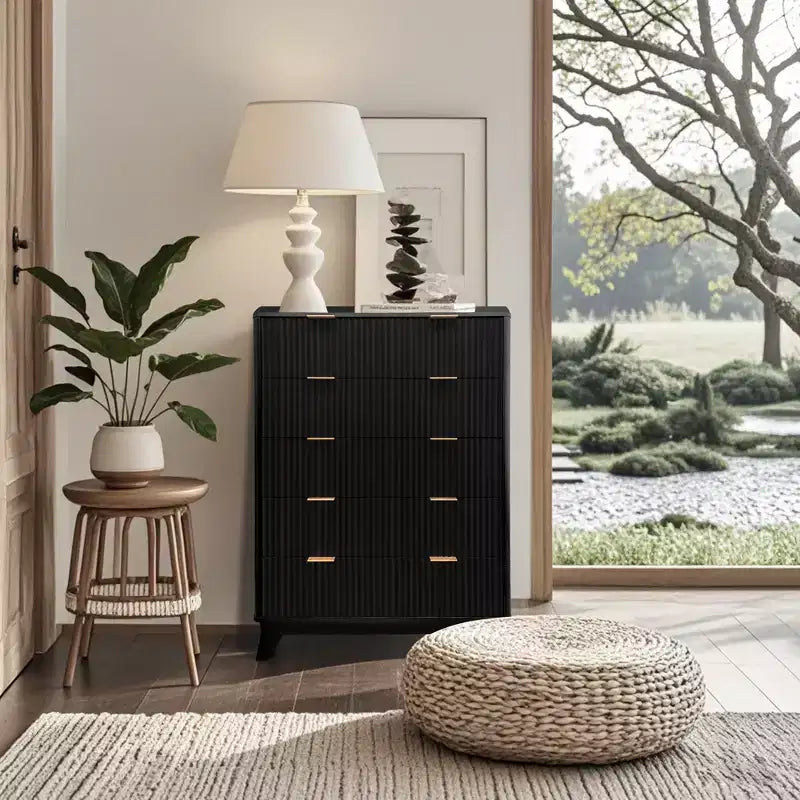 Commode 5 tiroirs cannelée, commode haute et moderne de 120 cm, design à profil incurvé, organiseur de tiroirs en bois