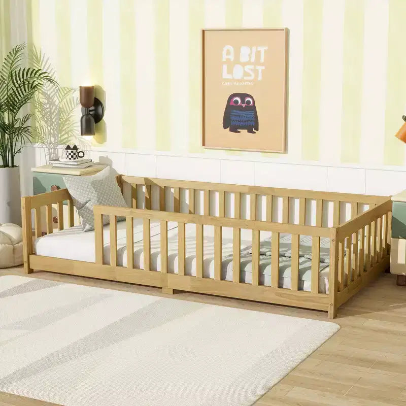 Lit double au sol MAYEERTY avec clôture sans porte, garde-corps en bois d'hévéa beige