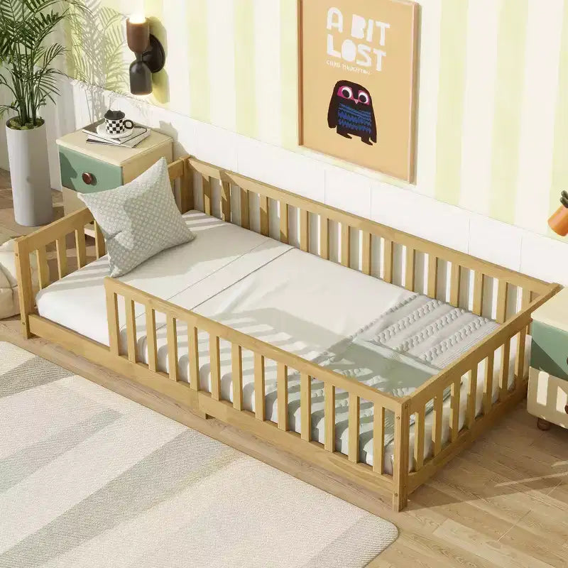 Lit double au sol MAYEERTY avec clôture sans porte, garde-corps en bois d'hévéa beige