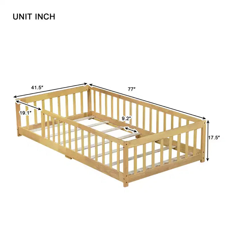 Lit double au sol MAYEERTY avec clôture sans porte, garde-corps en bois d'hévéa beige