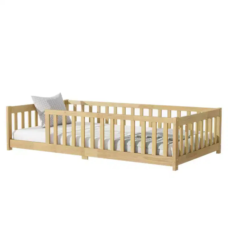 Lit double au sol MAYEERTY avec clôture sans porte, garde-corps en bois d'hévéa beige