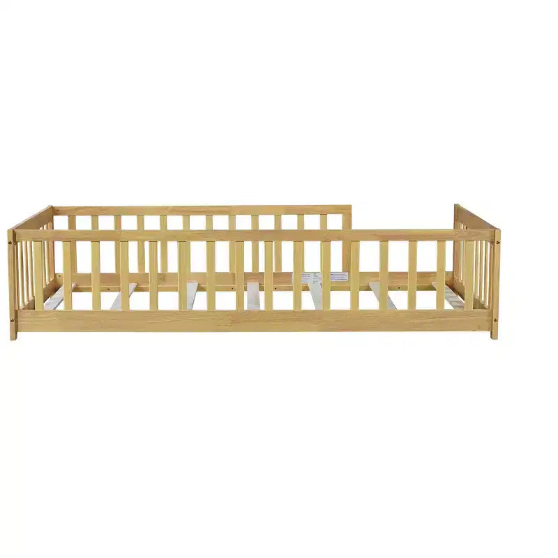Lit double au sol MAYEERTY avec clôture sans porte, garde-corps en bois d'hévéa beige