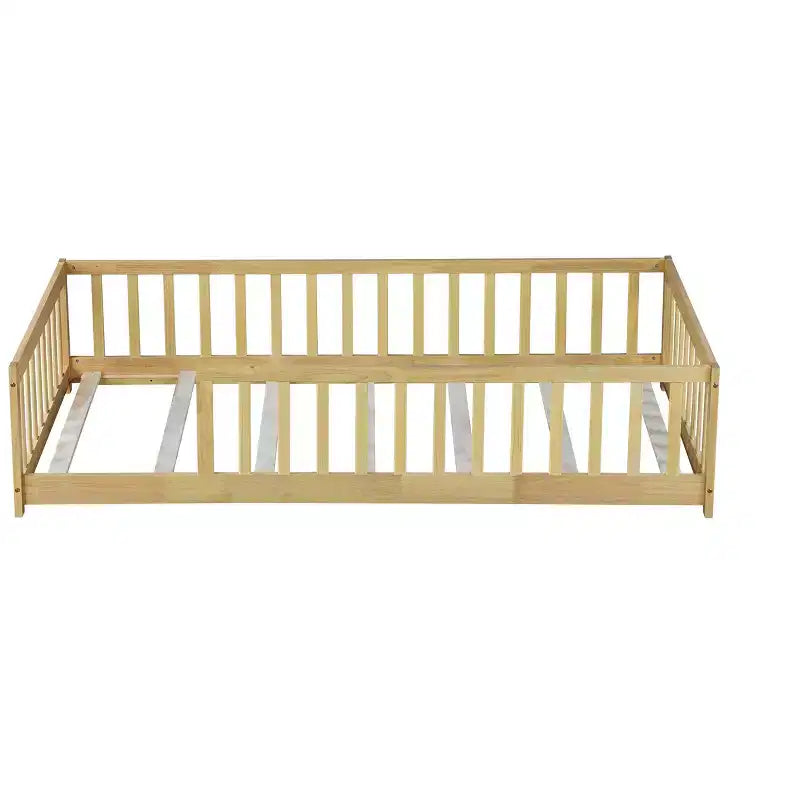 Lit double au sol MAYEERTY avec clôture sans porte, garde-corps en bois d'hévéa beige