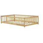 Lit double au sol MAYEERTY avec clôture sans porte, garde-corps en bois d'hévéa beige