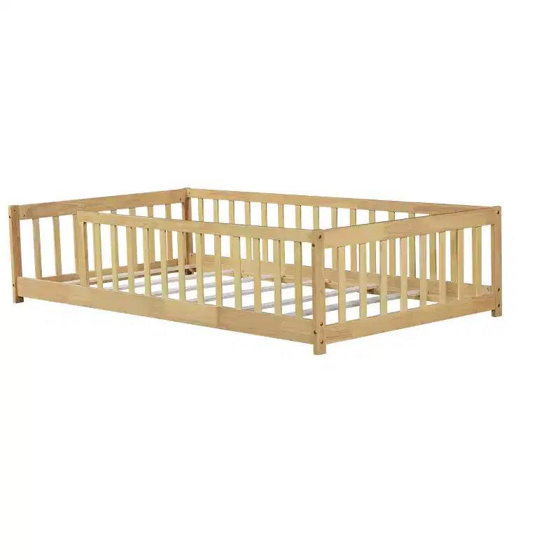 Lit double au sol MAYEERTY avec clôture sans porte, garde-corps en bois d'hévéa beige