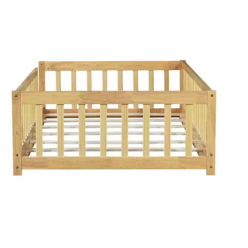 Lit double au sol MAYEERTY avec clôture sans porte, garde-corps en bois d'hévéa beige
