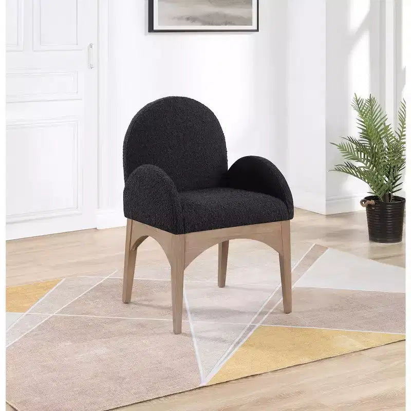 Meridian Furniture, Chaise de salle à manger Waldorf en tissu bouclé