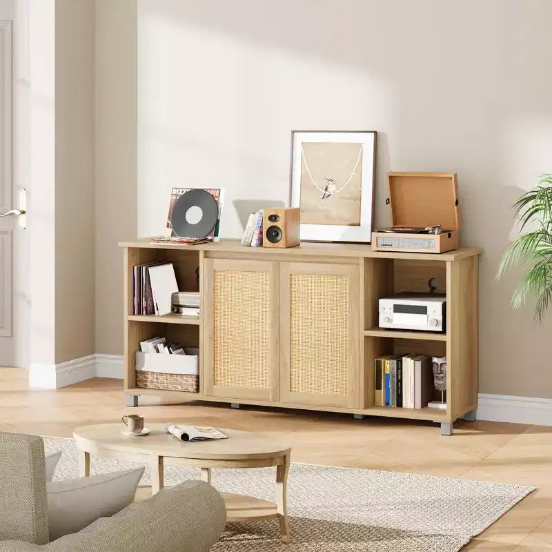 Meuble TV Bohème GustoWave pour téléviseurs jusqu'à 70 pouces, console multimédia avec portes en rotin et étagères ouvertes pour salon, naturel