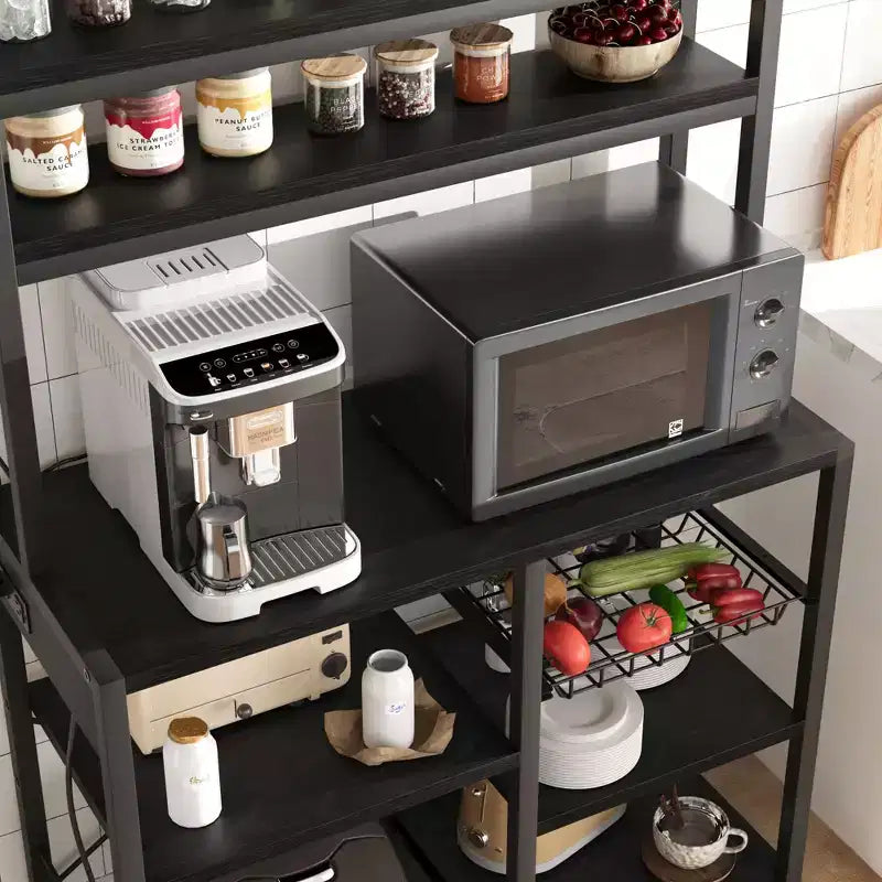 Étagère de Boulanger avec Prise de Courant, Étagère de Cuisine avec Panier en Fil, Support pour Micro-ondes avec Grandes Étagères de Rangement Ouvertes, Étagère de Rangement Autoportante à 6 Niveaux