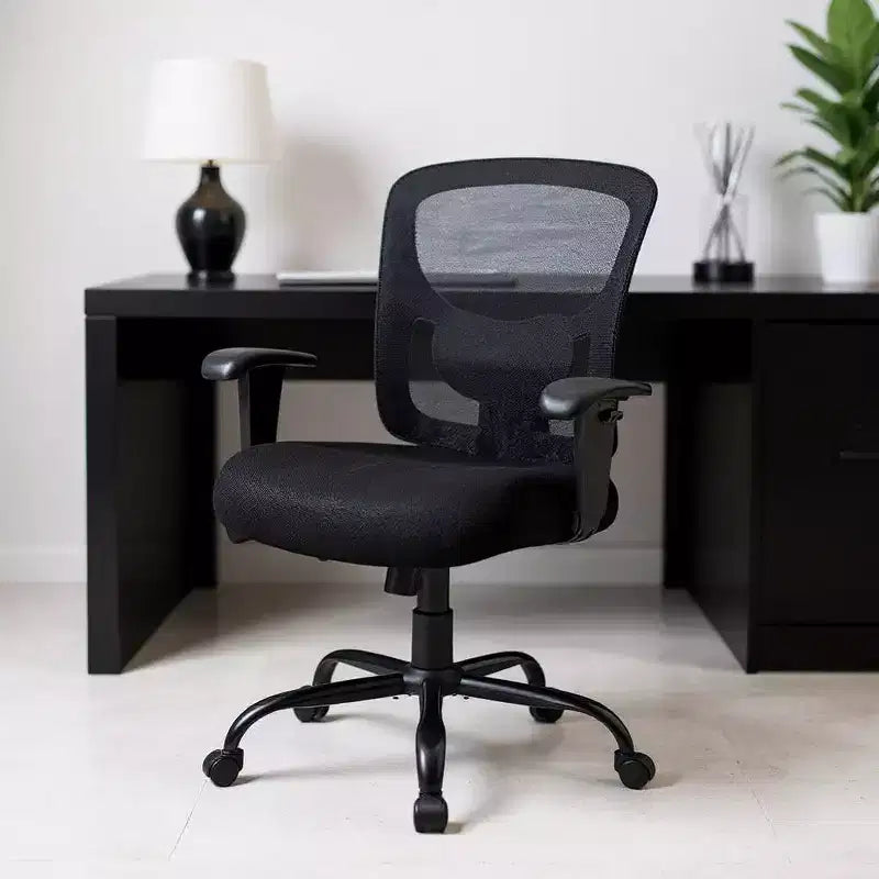Chaise de bureau de direction HomeRoots noire en tissu mesh et acier, réglable, pivotante et à roulettes