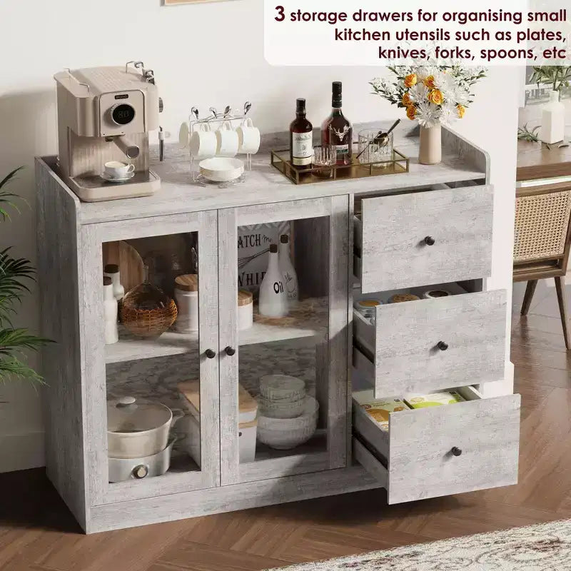 Buffet en pin gris 43 avec tiroirs et étagères réglables, et une conception de garde-corps pour la cuisine, la salle à manger et le salon.