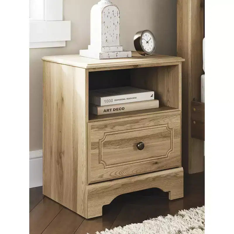 Signature Design by Ashley Bestmere Table de chevet à un tiroir – Finition grain de chêne brun chaud, chargement USB-A et USB-C, rangement à étagère ouverte