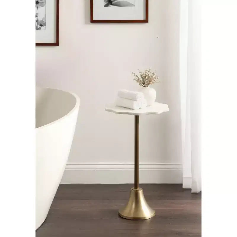 Table d'appoint Kate and Laurel Sanzo en marbre festonné et métal