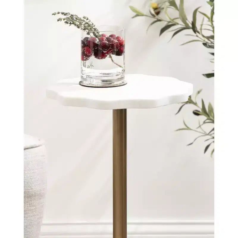Table d'appoint Kate and Laurel Sanzo en marbre festonné et métal