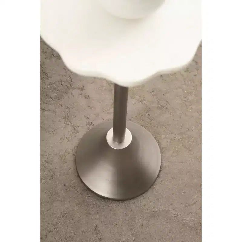 Table d'appoint Kate and Laurel Sanzo en marbre festonné et métal
