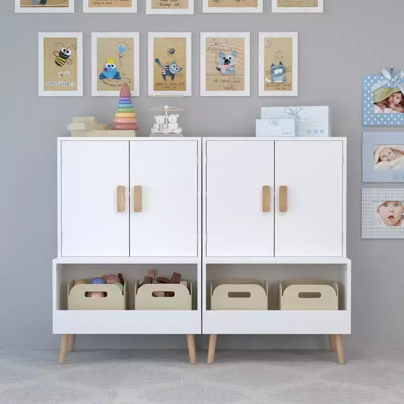 Meuble de rangement pour jouets d'enfants avec portes et étagère ouverte, Organisateur moderne en bois blanc avec pieds en bois naturel, Bibliothèque pour tout-petits pour salle de jeux