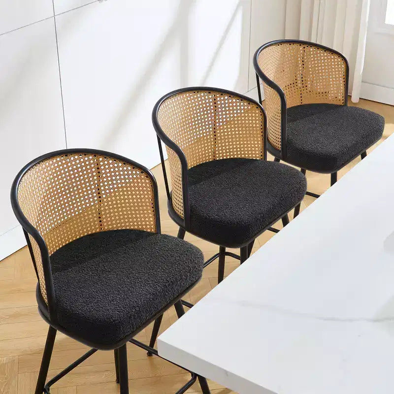 Bekrvio Lot de 2/3/4 tabourets de bar avec dossier en rotin, assise rembourrée, cadre en métal et repose-pieds, chaises de bar modernes pour îlot de cuisine, bar à domicile.