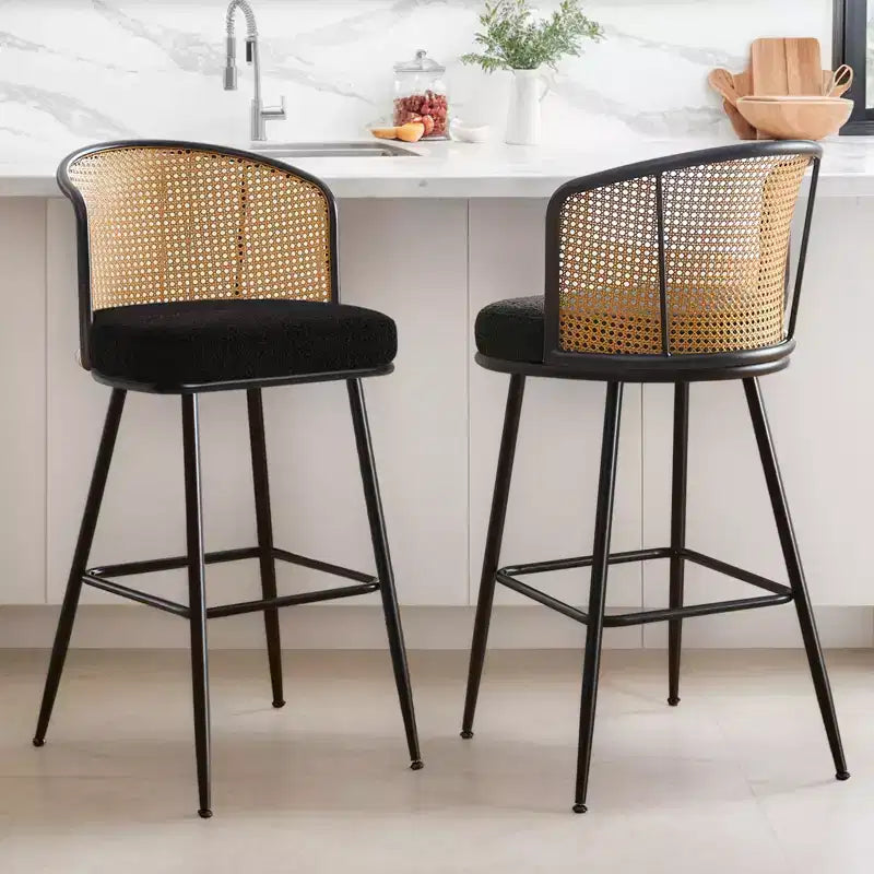 Bekrvio Lot de 2/3/4 tabourets de bar avec dossier en rotin, assise rembourrée, cadre en métal et repose-pieds, chaises de bar modernes pour îlot de cuisine, bar à domicile.