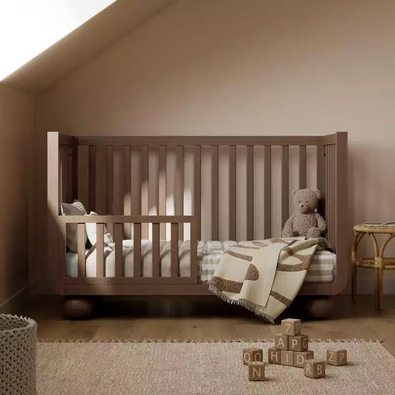 Lit de bébé convertible 5-en-1 Storkcraft Amalfi Deluxe avec barrière de protection pour tout-petits incluse