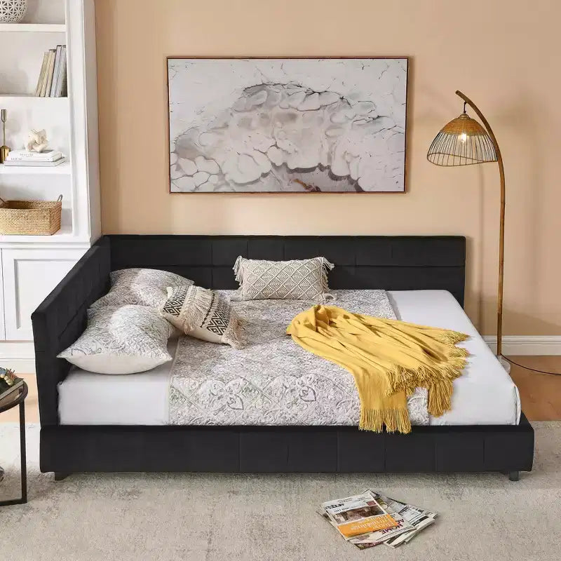 MAYEERTY Cadre de lit rembourré capitonné Queen Size avec dossier et accoudoirs en velours pour chambre à coucher Noir