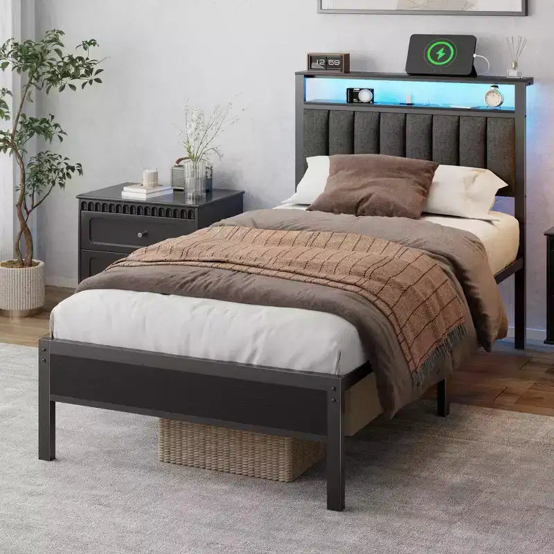 Cadre de lit plateforme rembourré double lumières LED Station de recharge 2 étagères de rangement Tête de lit en métal gris Aucun sommier requis pour jeux dortoir